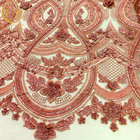 여성 드레스를 위한 과장 핑크색 3D 구슬모양으로 이어진 구성 번쩍이는 금속 조각 레이스