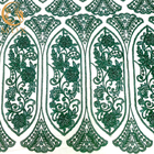 주문 제작된 에메랄드 녹색 과장 레이스천은 세캥드 장식을 비드로 만들었습니다
